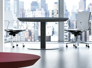 Деревянный стол для совещаний