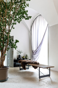 Скамья из цельного дерева и чугуна