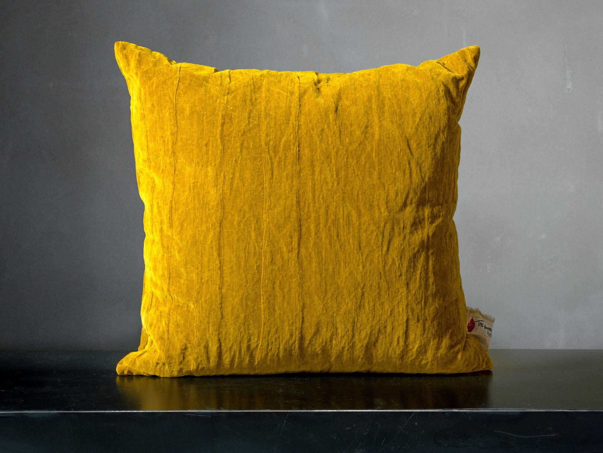 Бархатная квадратная подушка The House of Lyria LONICERA ARCH-00006668