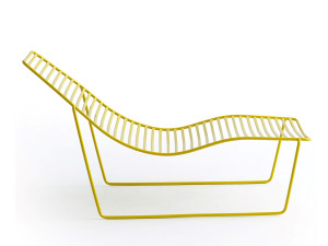 Металлический шезлонг с подлокотниками