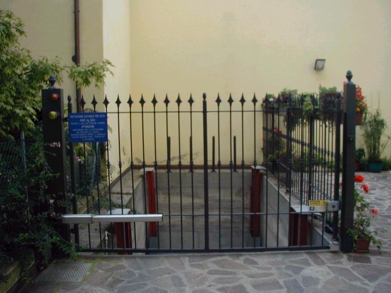 CARMEC Металлические распашные ворота с электроприводом Portoni e cancelli sun-id-1507548 - Вид №1