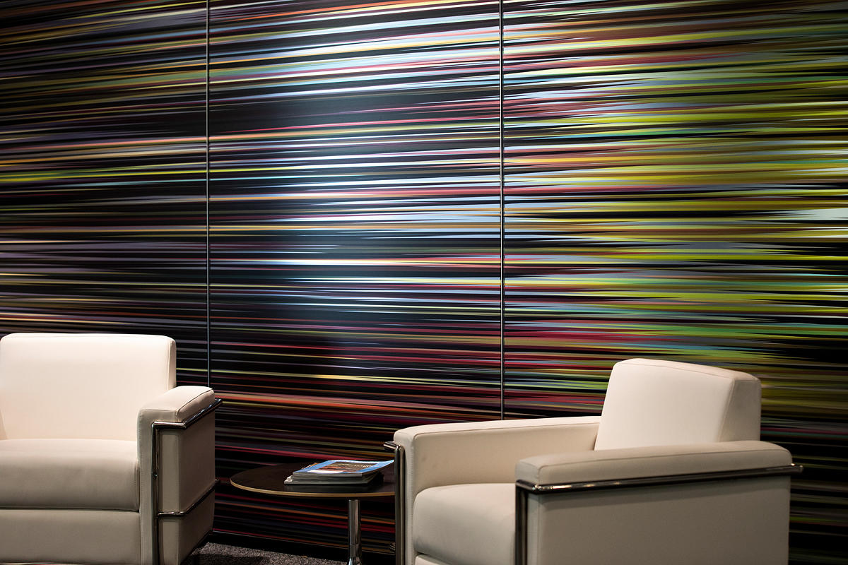 FSRT637 Система облицовки стен Levelr с панелями из вивихромового хромового стекла в отражающей конфигурации с индивидуальной цветовой прослойкой и опалексной отделкой, индивидуальной графикой туалета с индивидуальной подсветкой световой панели и настраив Forms-surfaces  - Вид №11