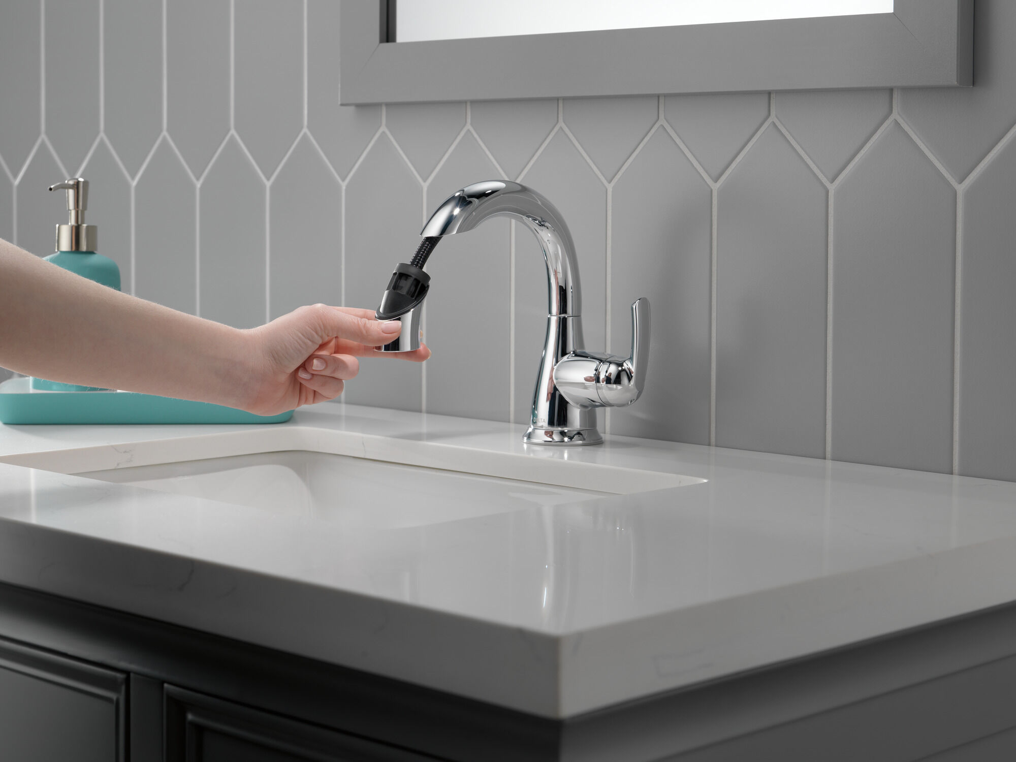 15765LF-PD Выдвижной смеситель для ванной комнаты с одной ручкой Delta Faucet Broadmoor Хром  - Вид №4
