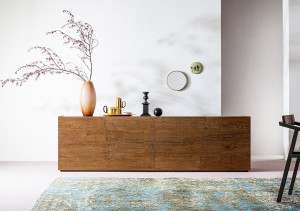 Шкаф с распашными дверцами и ящиками из массива дерева