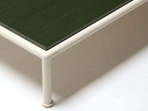 Низкий садовый столик из лавового камня