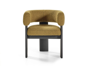 Тканевый стул с деревянной рамой и подлокотниками