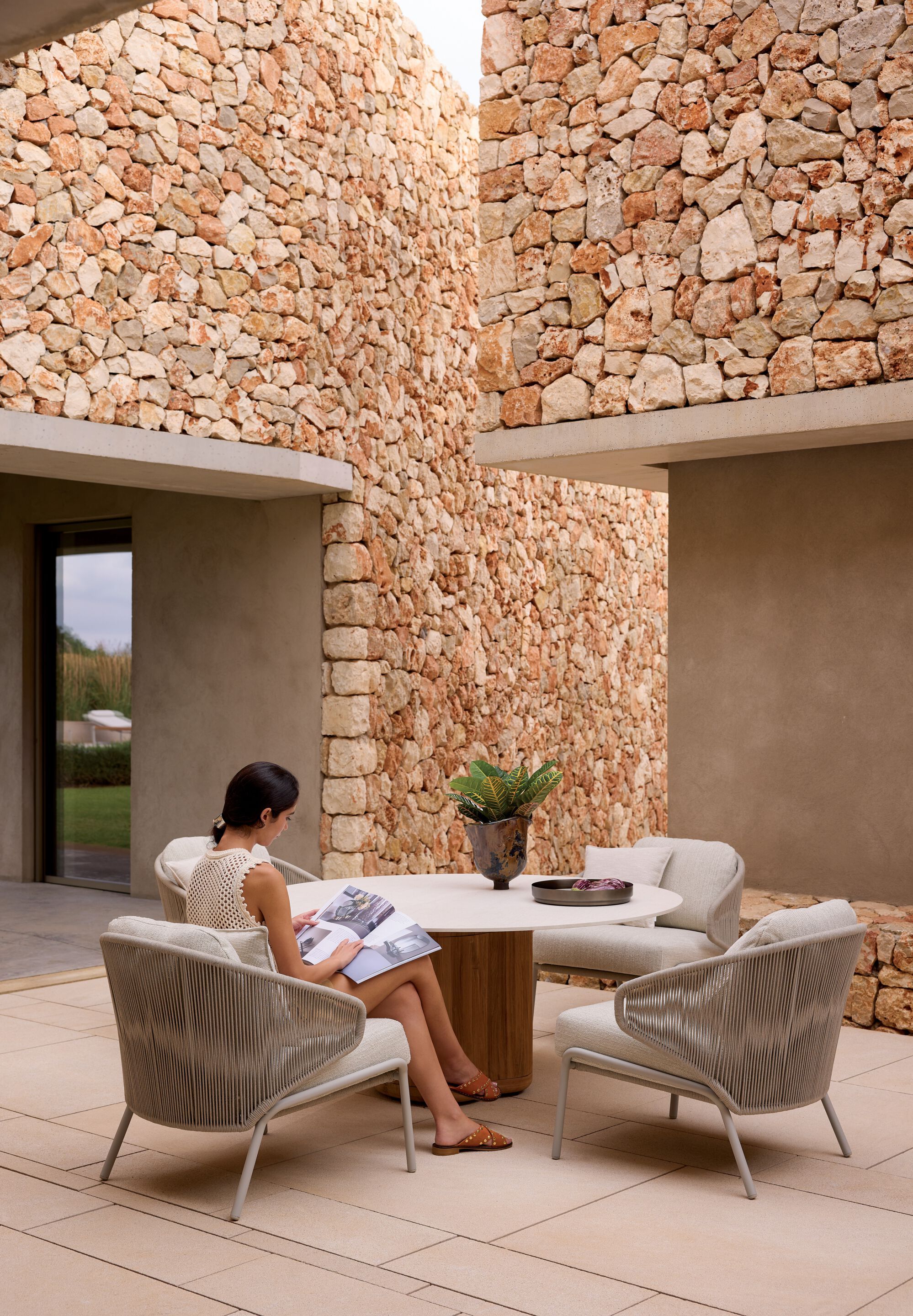 Круглый обеденный стол из тикового дерева с колесами MANUTTI Ogado ARCH-00080134 - Вид №3