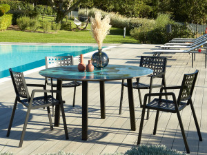 Круглый стол из фаянса и нержавеющей стали