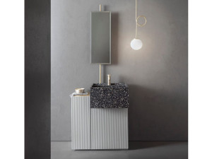 Состав ванной комнаты с раковиной, лампой и колонной