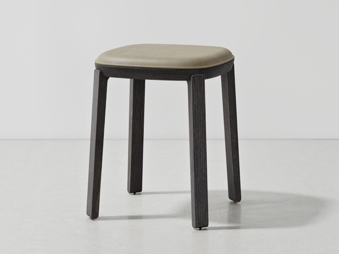 Низкий табурет из ясеня с мягким сиденьем District Eight Collette ARCH-00089527