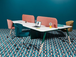 Многосторонний стол с системой кабельных втулок с разделительными панелями