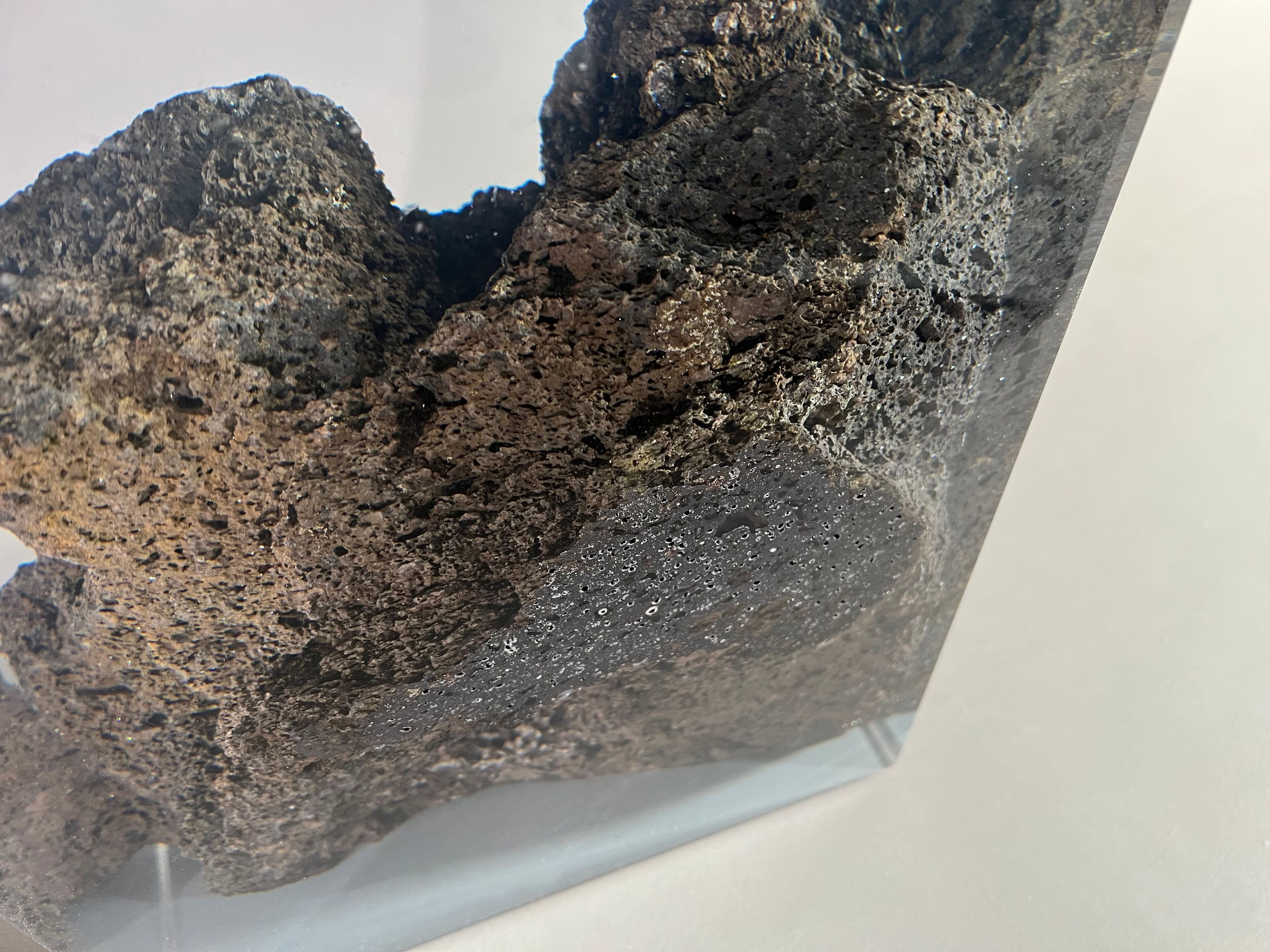 Журнальный столик / табурет из лавового камня и смолы alcarol Geomorphic 2023 ARCH-00118545 - Вид №6