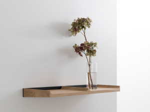 Стальная и деревянная полка