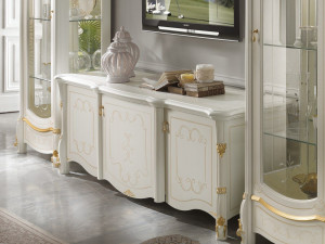 Низкий деревянный шкаф для телевизора с распашными дверцами