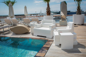 Квадратный низкий садовый столик