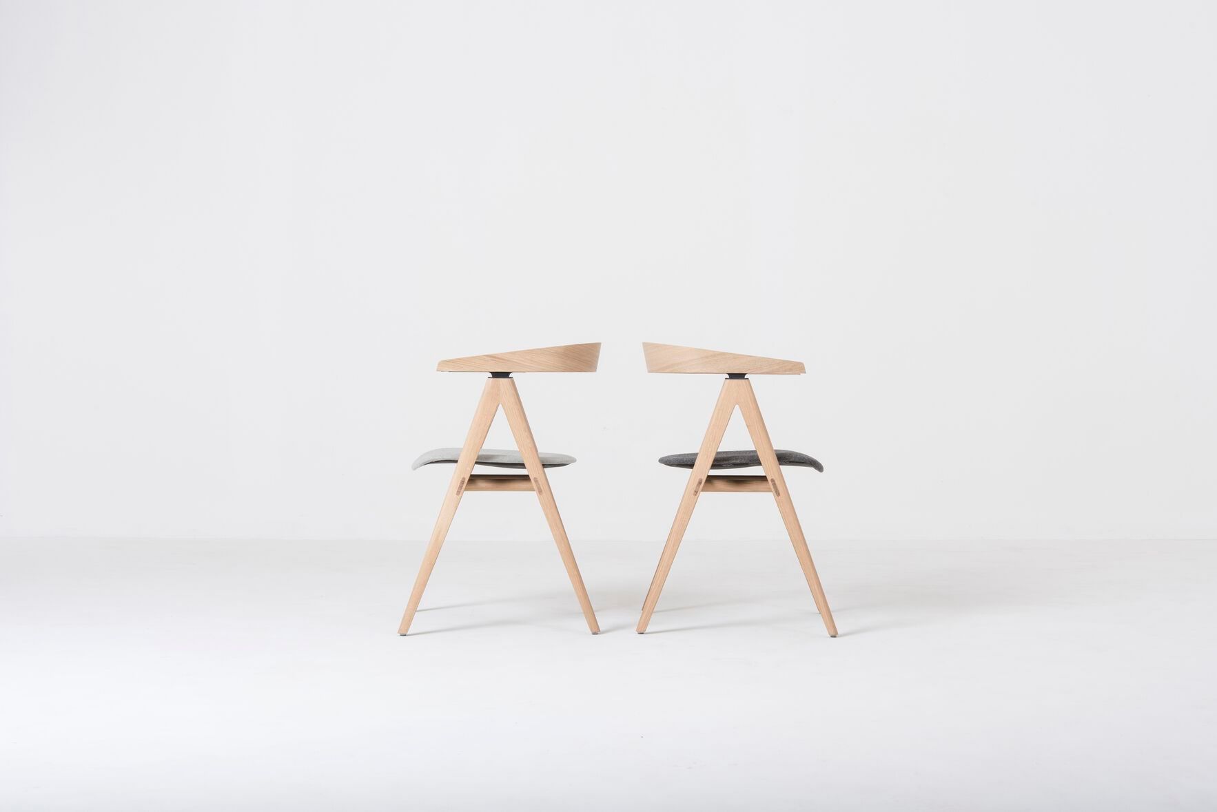 Кожаный мягкий стул с подлокотниками с открытой спинкой Gazzda Ava ARCH-00002615 - Вид №3