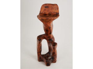 Высокий деревянный стул со спинкой