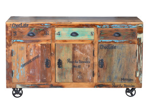 Деревянный шкаф с распашными дверями