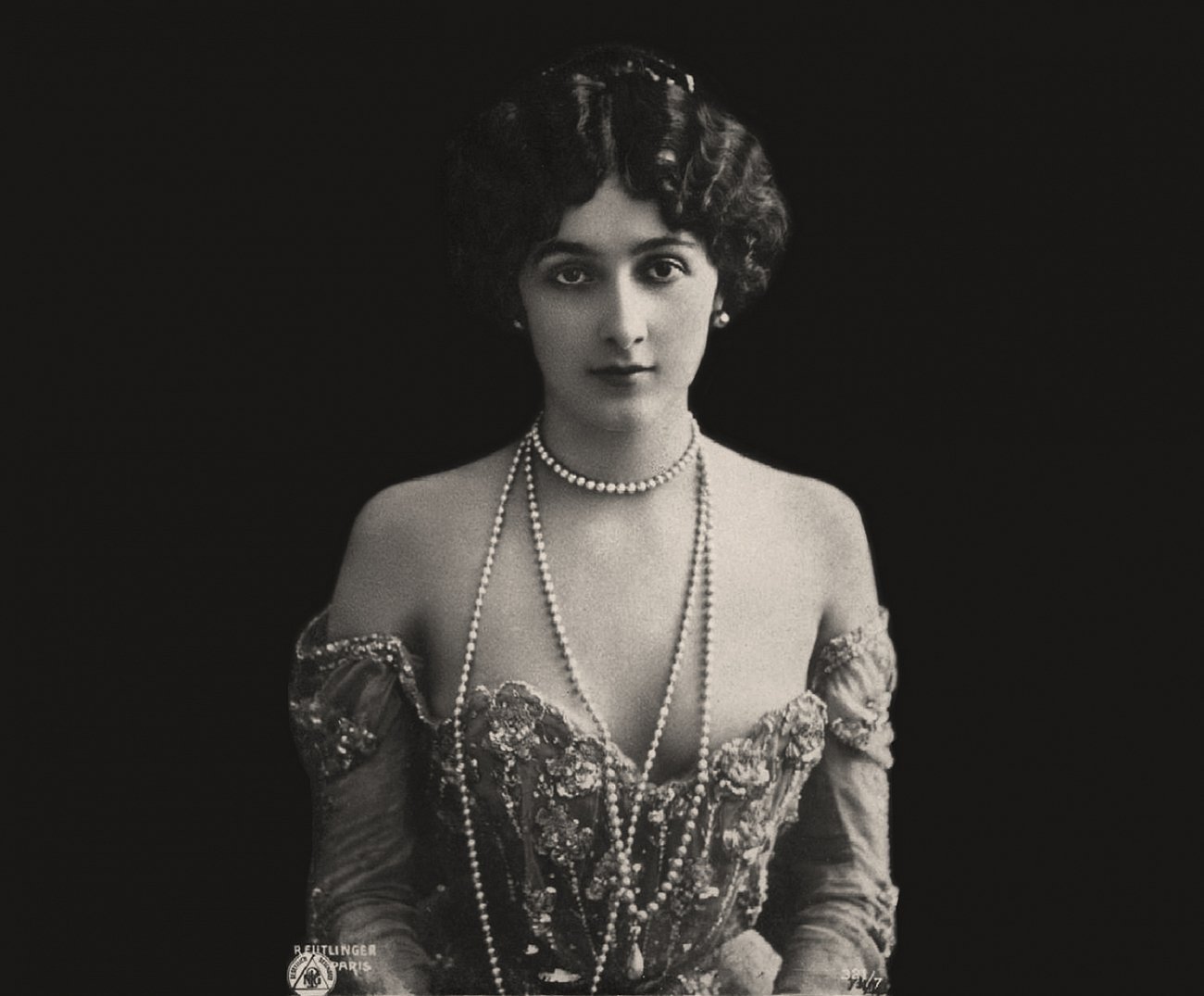 Кофейный столик круглый черно-белый с рисунком 50 см "Комплимент" Fornasetti BYOBJECT FORNASETTI 014303 Белый;черный Object Desire  - Вид №5