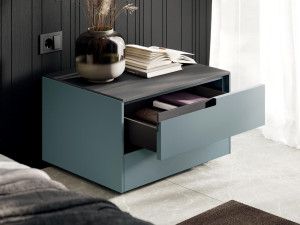 Прикроватная тумбочка с выдвижными ящиками