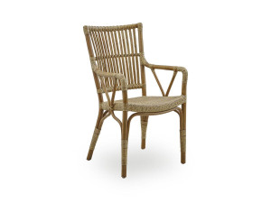 Стул из ротанга с подлокотниками