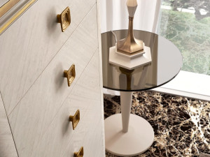 Высокий круглый журнальный столик