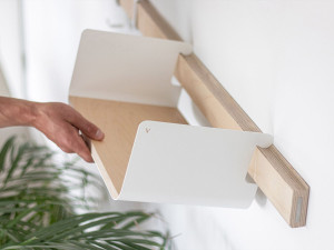 Стальная и деревянная полка