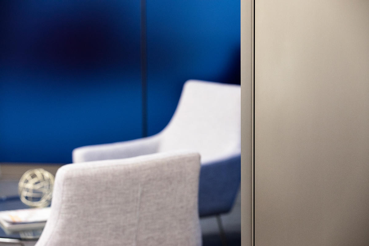 FSRT654 Деталь выравнивающей системы облицовки стен с панелями из вивихромного хромового стекла с промежуточным слоем индивидуального цвета, показанная в конфигурации отражения с отделкой pearlex +, нержавеющая сталь с отделкой каймой и внешний открытый у Forms-surfaces  - Вид №24