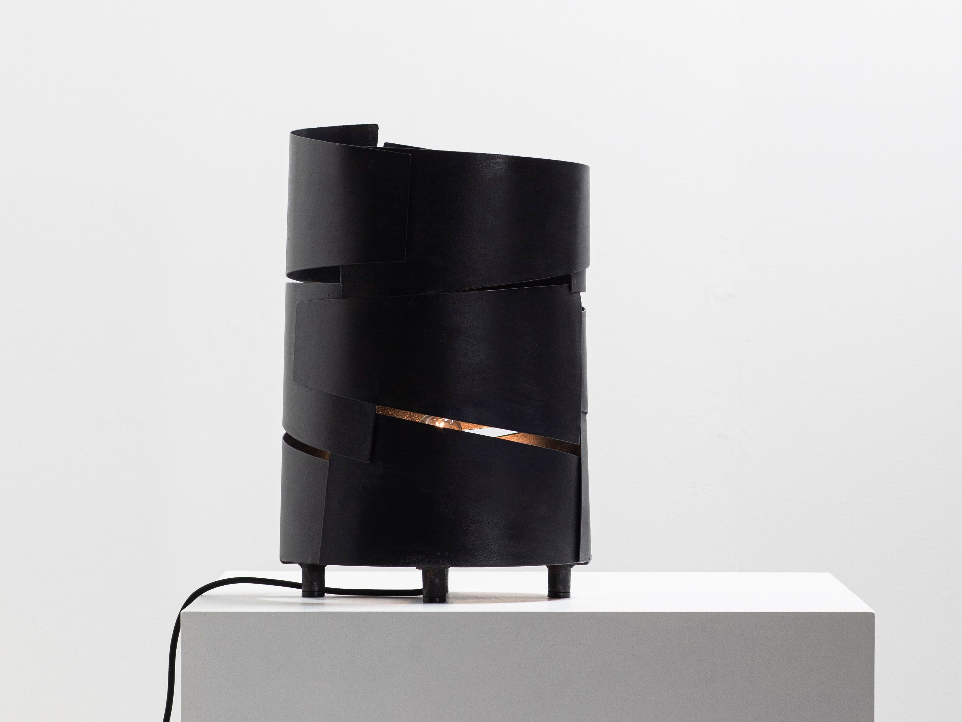 Стальная настольная лампа Serax Metal sculptures ARCH-00104029