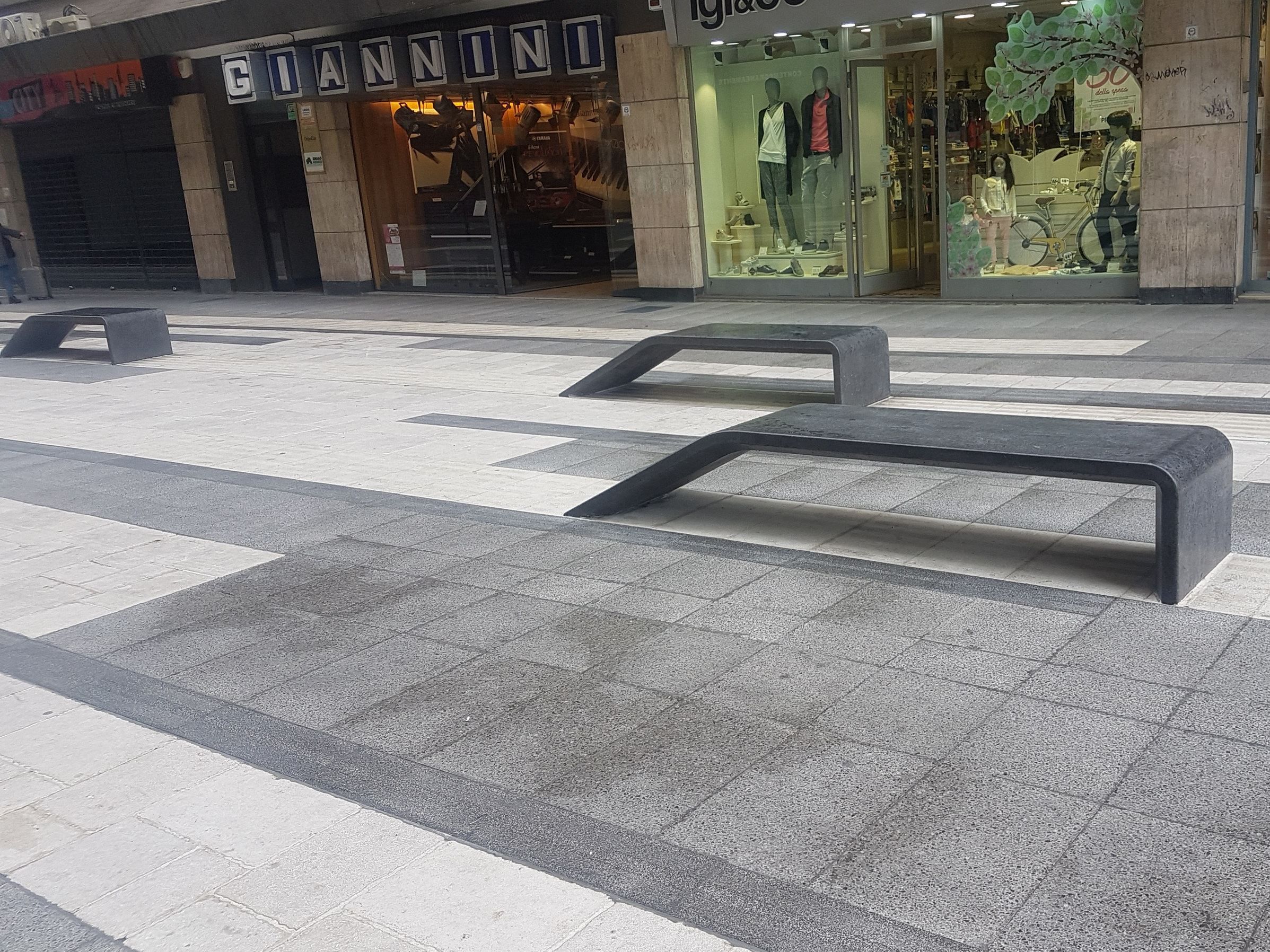 Скамейка без спинки из бетона и черного мрамора Viscio Urban Design Panchina in materiali cementizi ARCH-00015273 - Вид №5