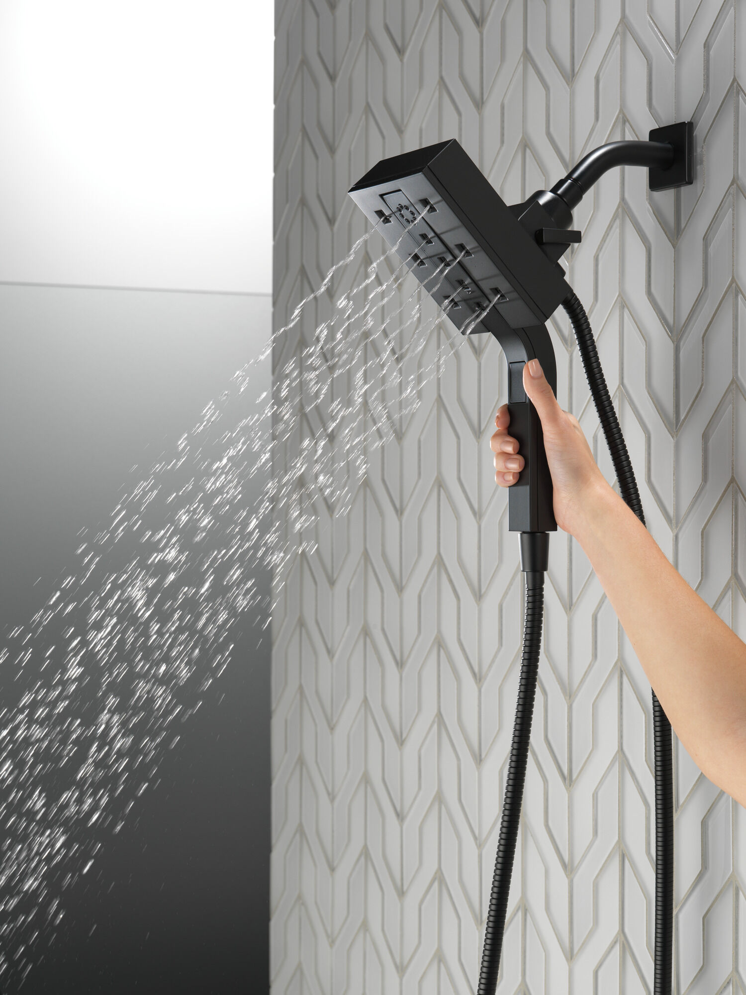 58473-BL H2Okinetic® In2ition® Душ два в одном с 4 настройками Delta Faucet Universal Showering Матовый черный  - Вид №3