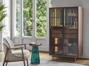 Шкаф из орехового дерева со встроенным освещением