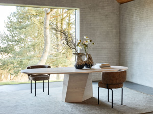 Деревянный овальный стол