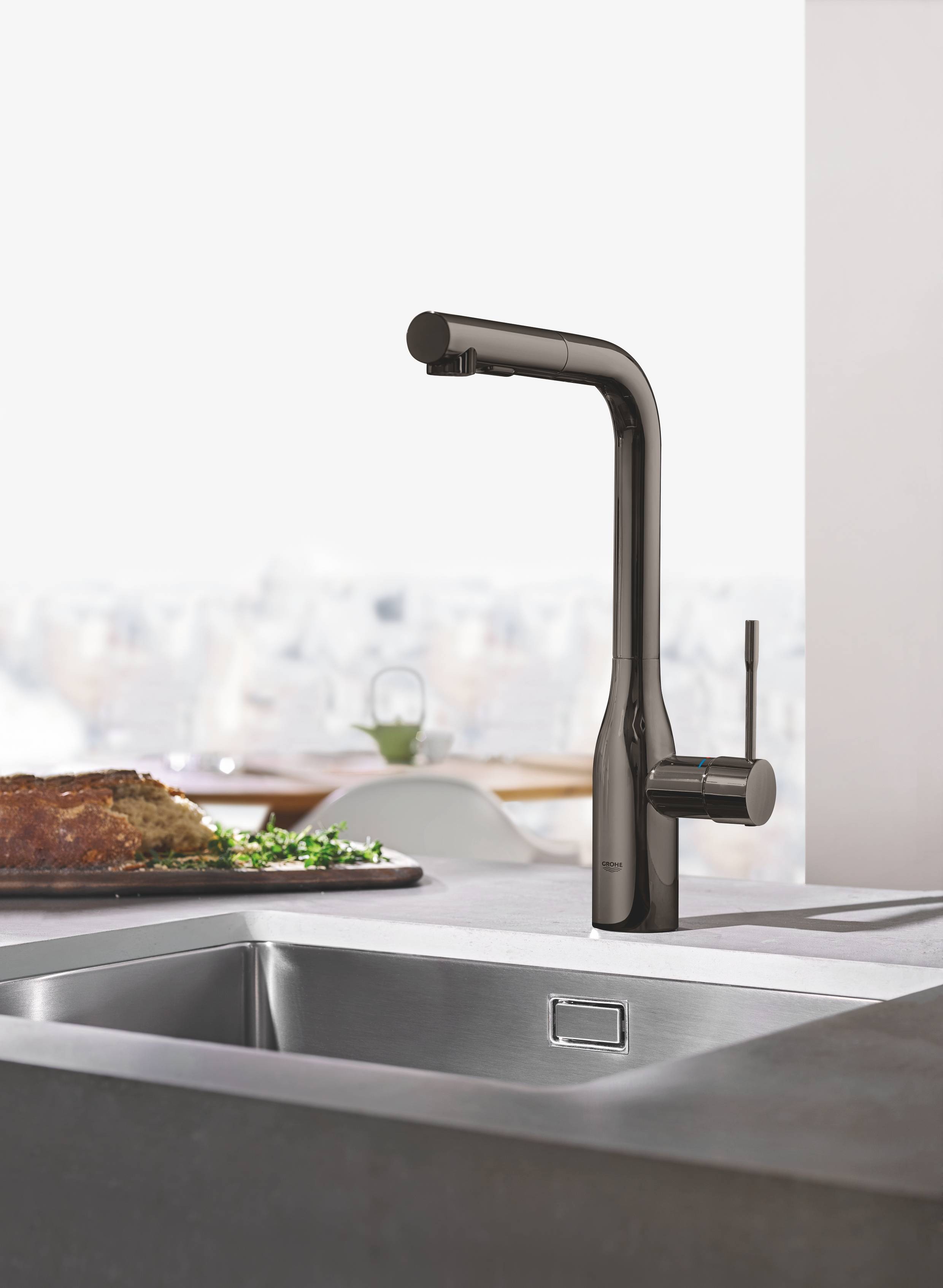 Смеситель для кухни GROHE Essence New с выдвижным изливом, тёмный графит глянец (30270A00) - Вид №1