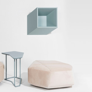 Деревянный навесной шкаф