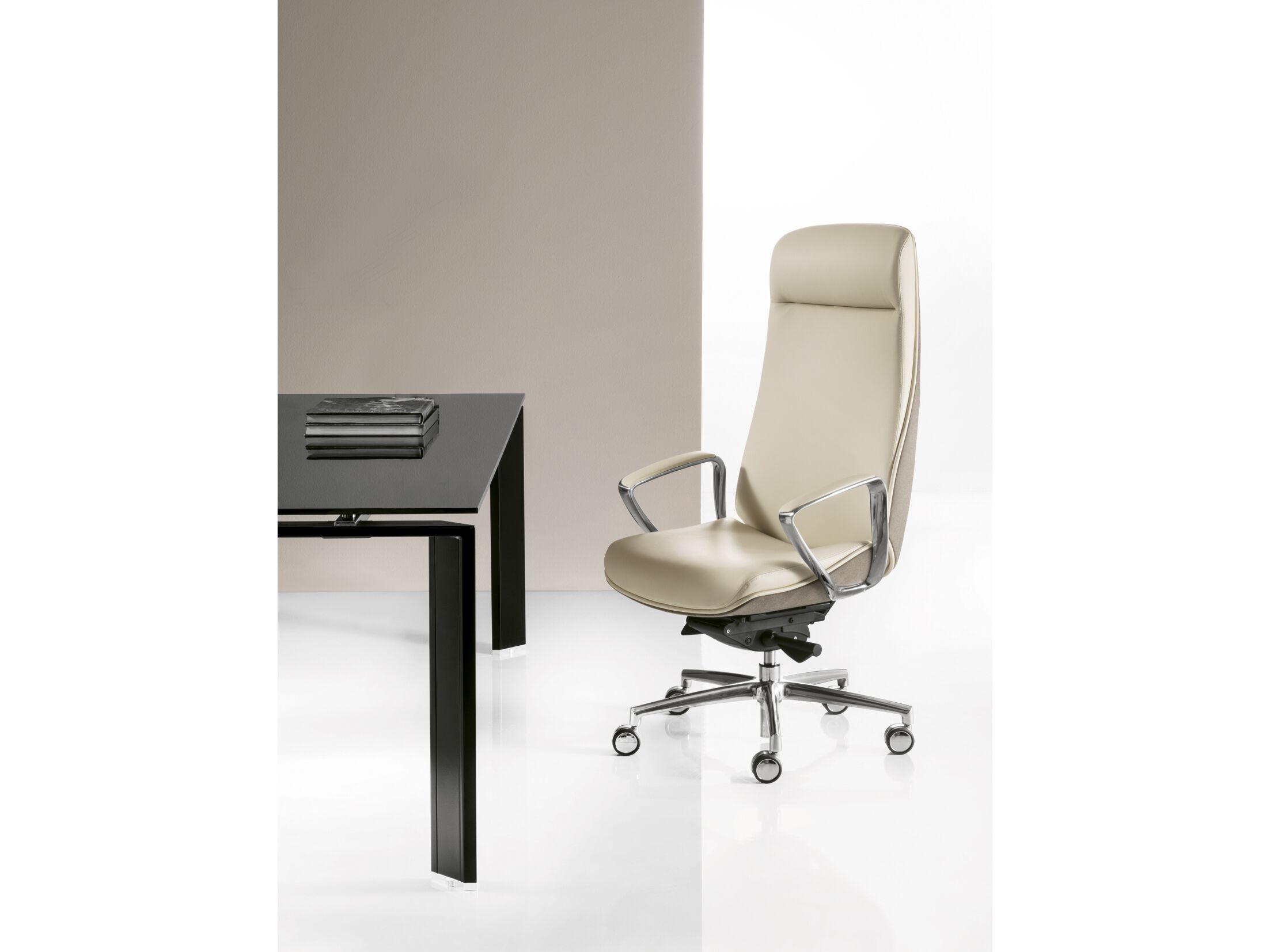 Офисное кресло руководителя с подлокотниками 5 спиц Sesta Jada ARCH-00025306 - Вид №1