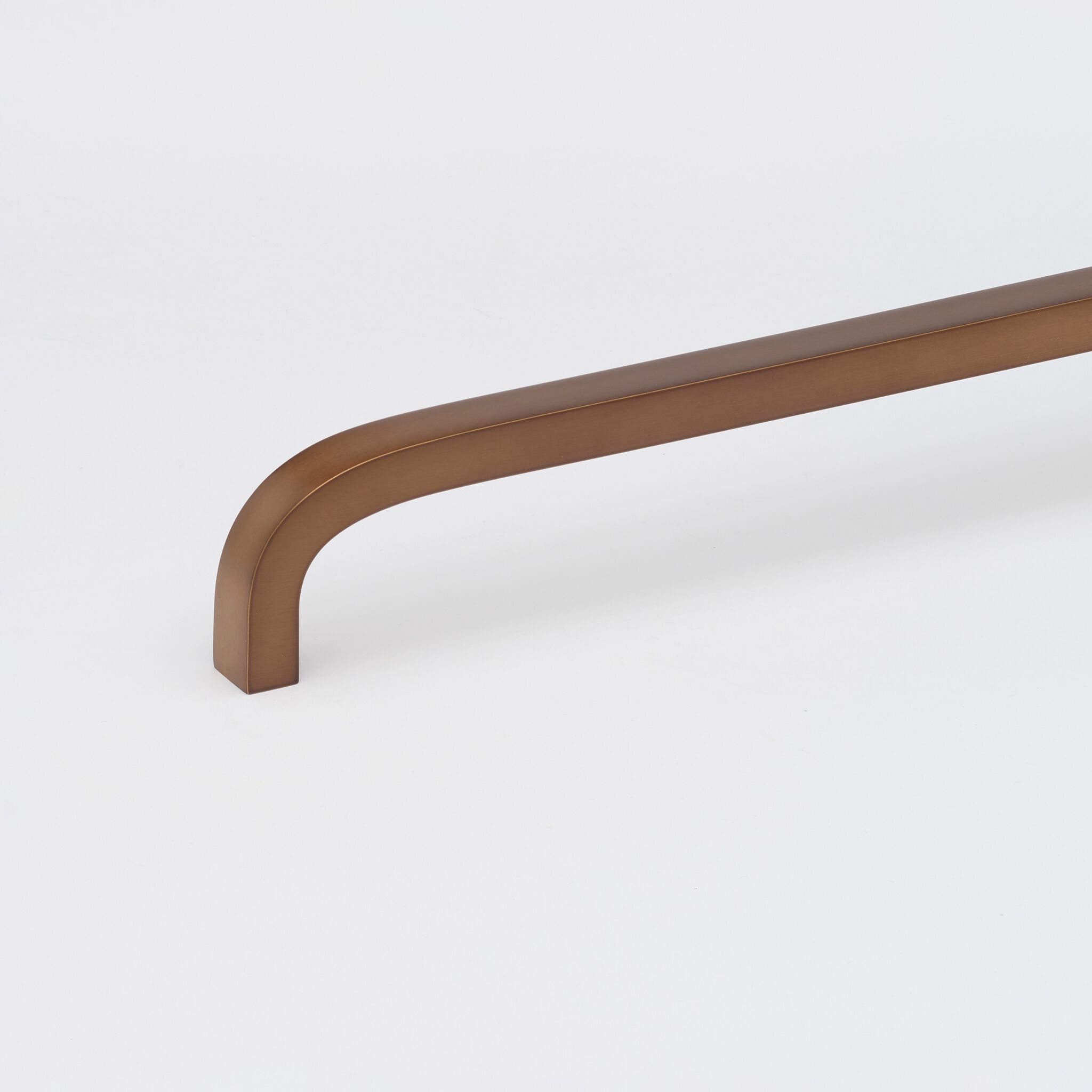 Латунная мебельная ручка Lo & Co Interiors Curve ARCH-00101114 - Вид №27