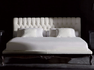 Двуспальная кровать с капитонным изголовьем