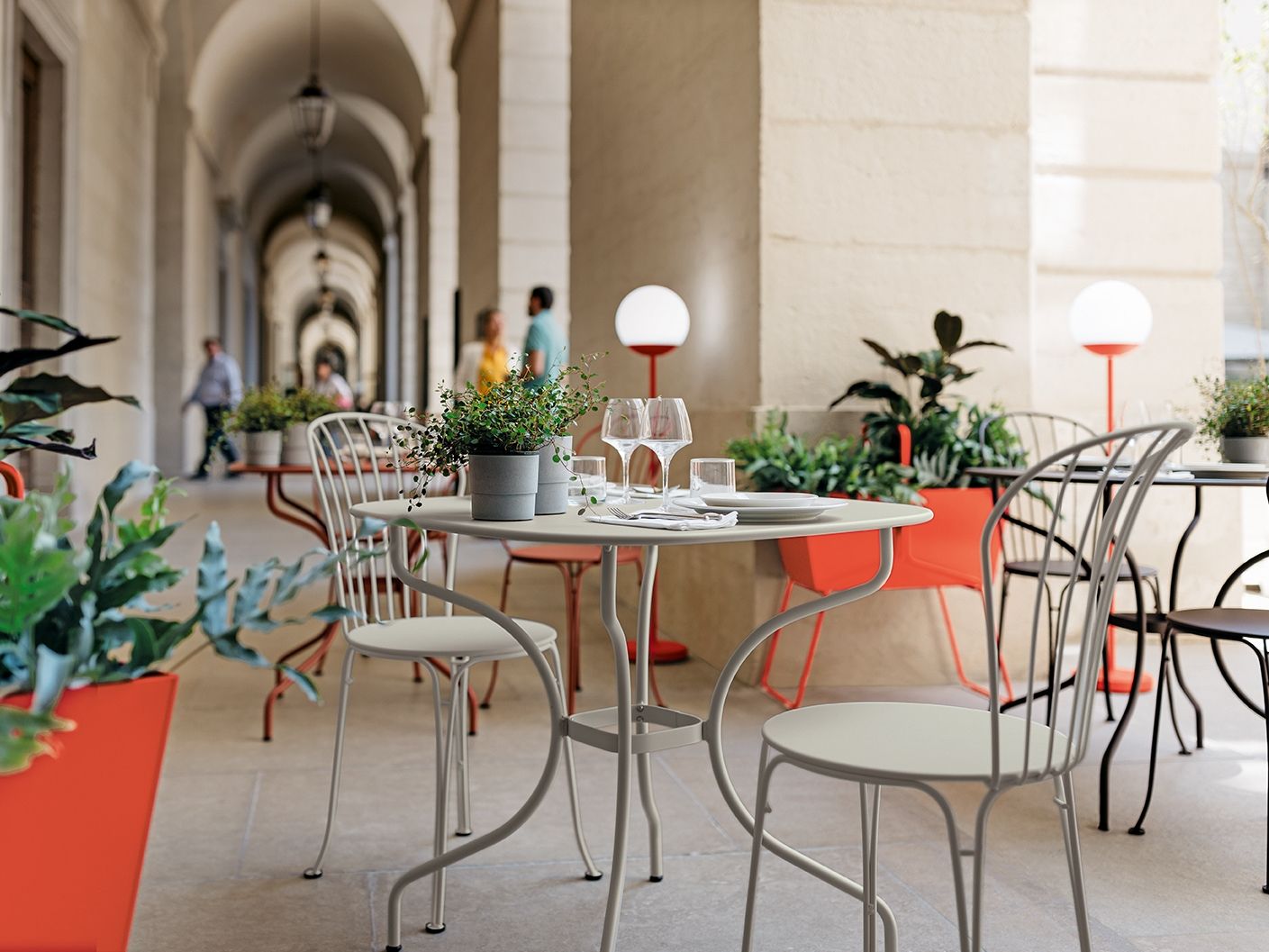 Стальной круглый садовый стол Fermob Opéra+ ARCH-00039137 - Вид №1