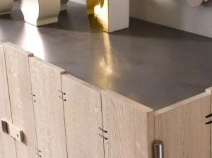 Шкаф из массива дерева с распашными дверями