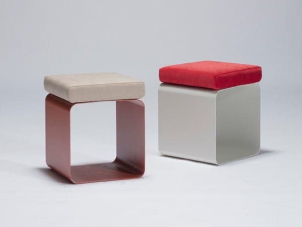 Низкий стул из листового металла с мягким сиденьем Medulum SISSI ARCH-00074552