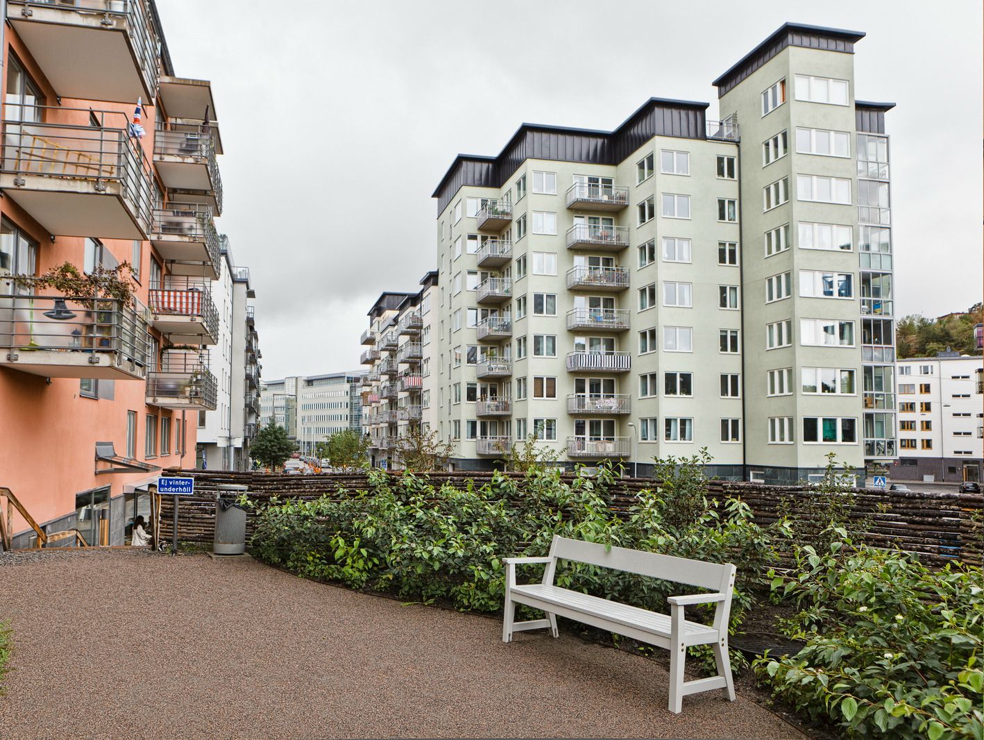 Деревянная скамья с подлокотниками Nola Industrier VEJBY ARCH-00115489