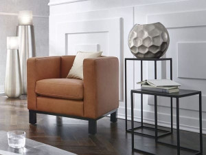 Кожаное кресло с подлокотниками