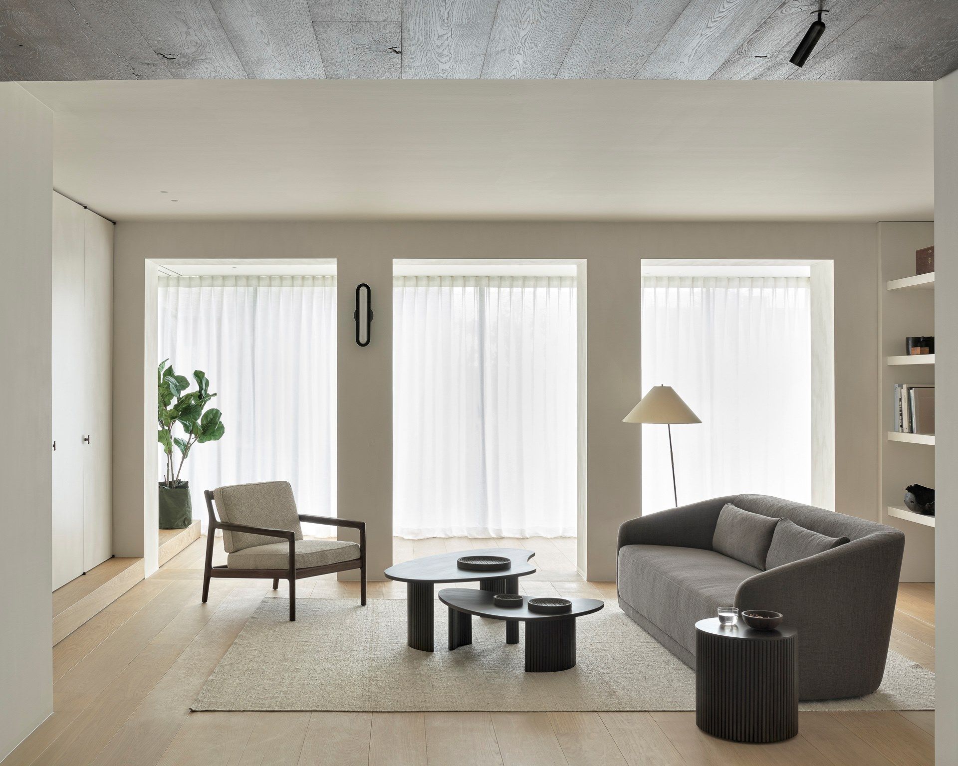 Высокий журнальный столик из красного дерева Ethnicraft Boomerang ARCH-00021082 - Вид №4