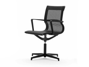 Сетчатое регулируемое по высоте офисное кресло с подлокотниками