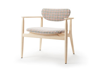 Тканевое кресло с подлокотниками