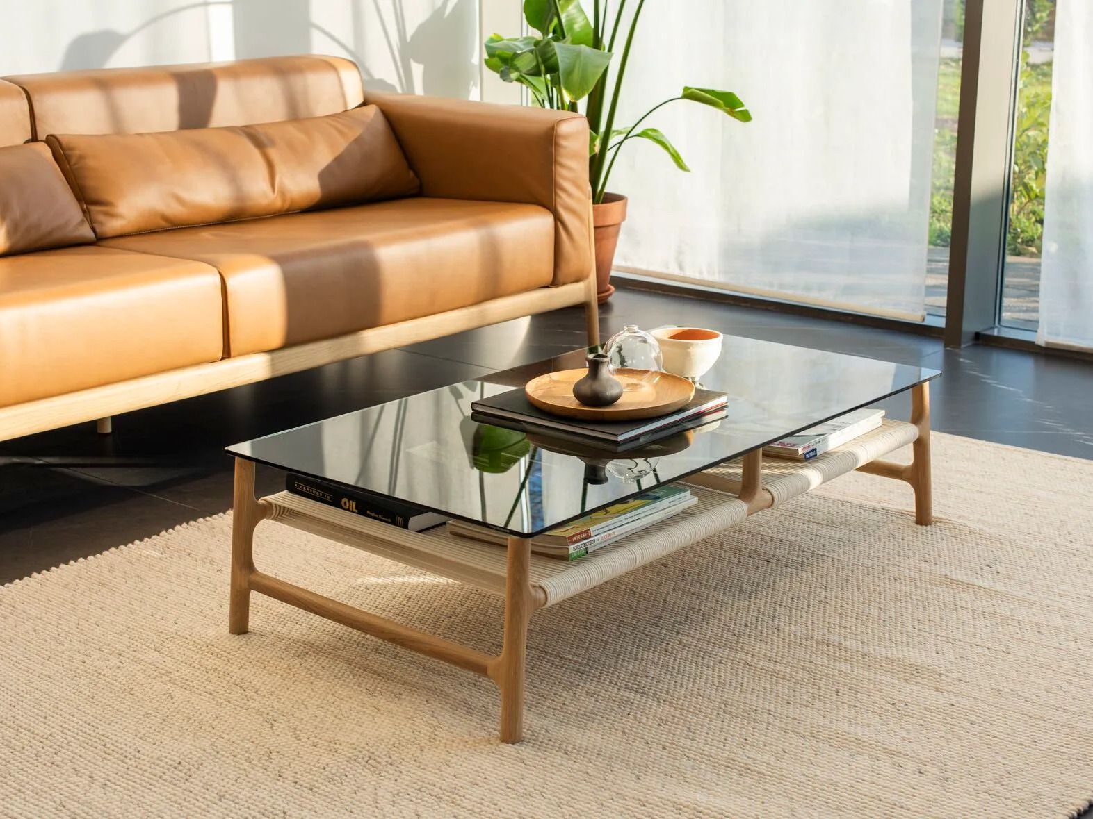 Низкий прямоугольный журнальный столик из дерева и стекла Gazzda Фавн ARCH-00029842 - Вид №5