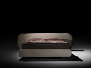 Двуспальная кровать с мягким изголовьем