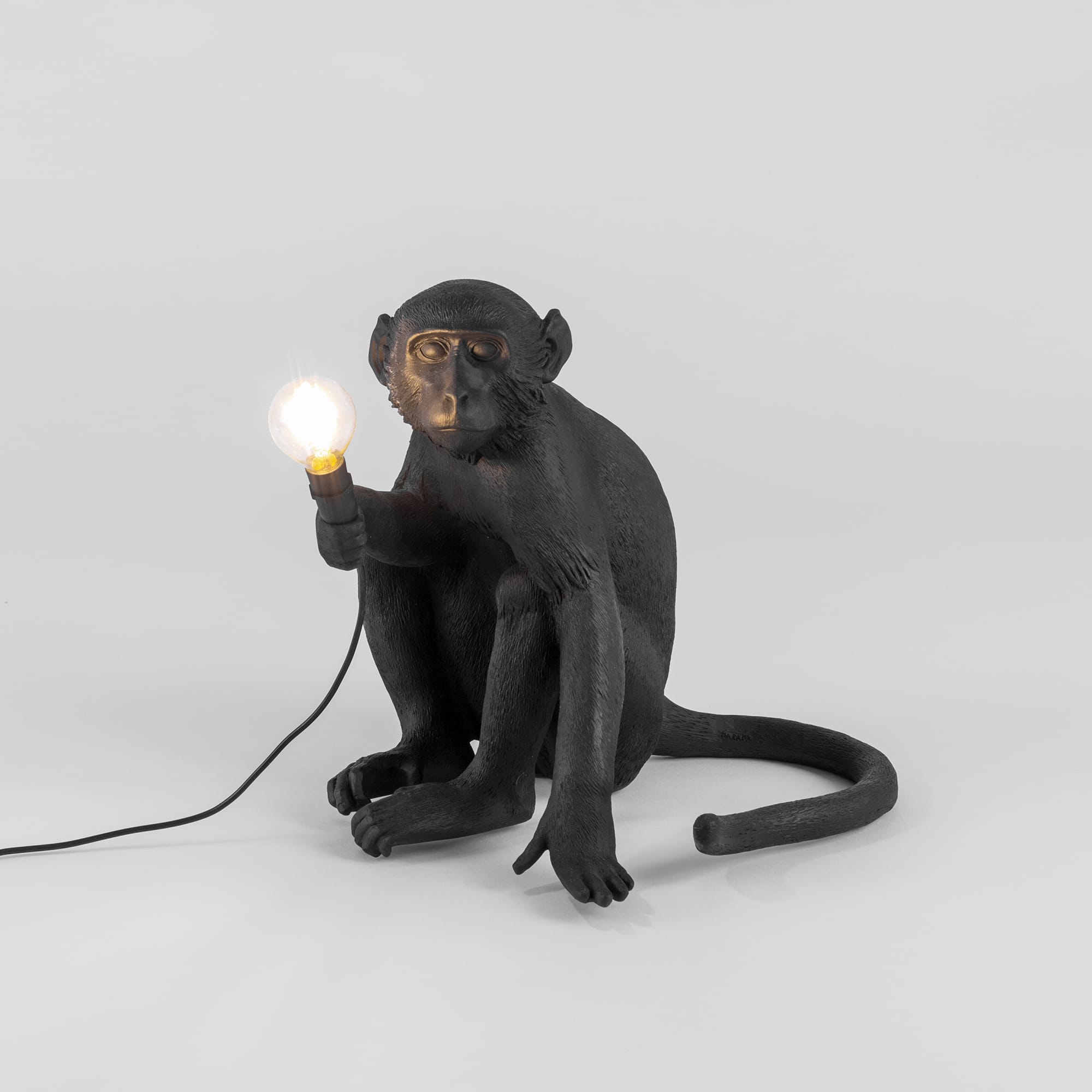 Seletti 14922 sitting MONKEY black лампа настольная обезьяна с лампочкой 114256 - Вид №1