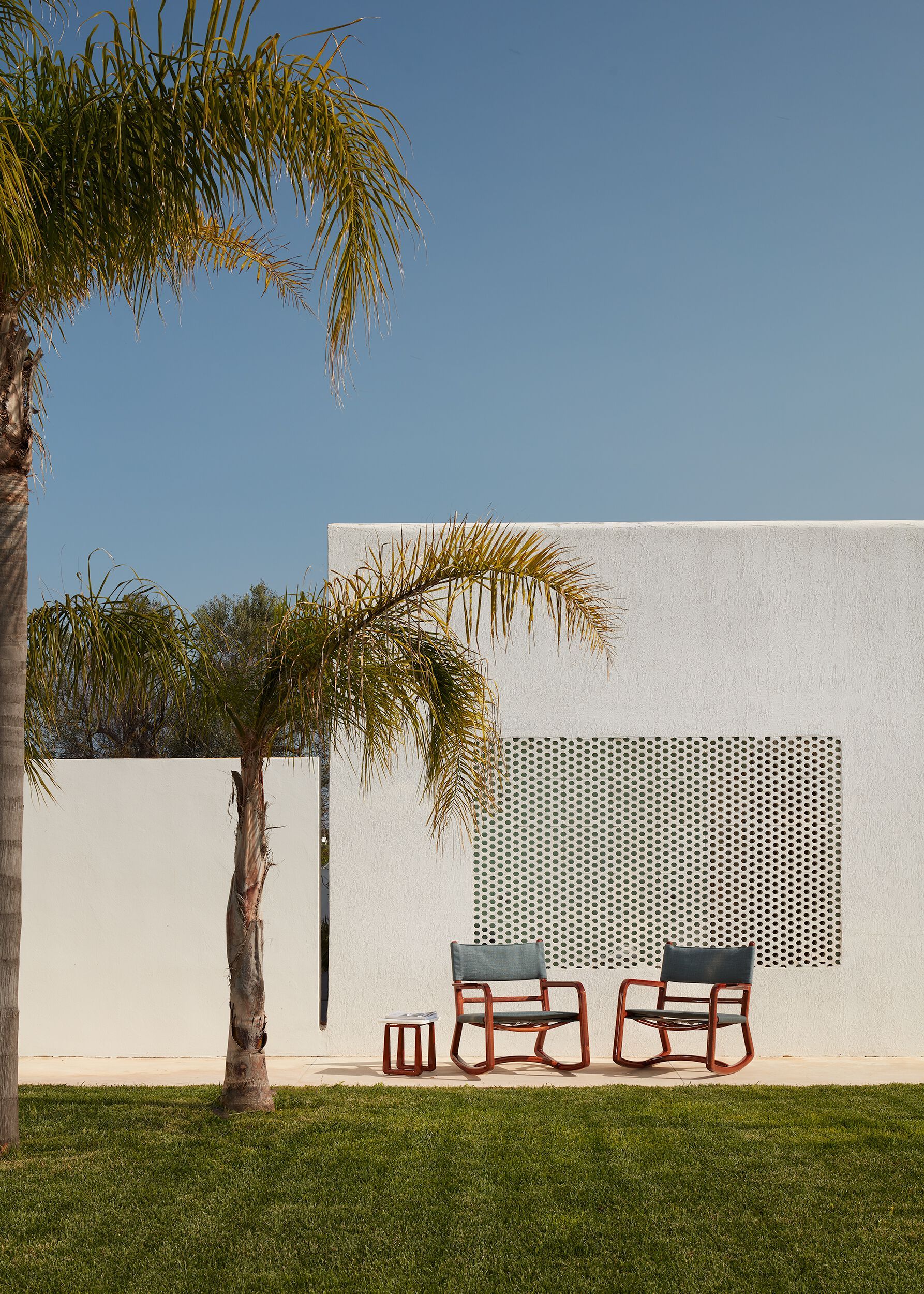 Высокий журнальный столик из красного дерева с мраморным верхом Exteta Loro Piana Interiors, Стулья Delight от Exteta ARCH-00107050 - Вид №10